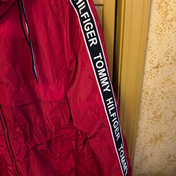 Tommy Hilfiger Womans Red Hooded Windbreaker jacket w logo on sleeves sz m - Picture 3 of 4